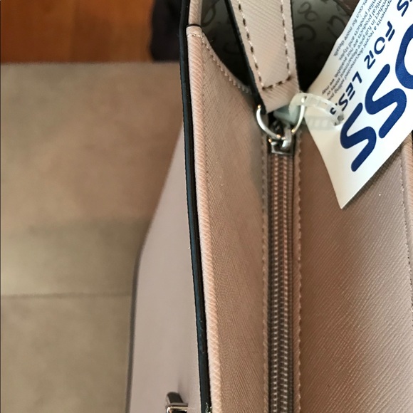 ♓️🅿️ NWT Guess large tote in taupe color - Picture 10 of 15